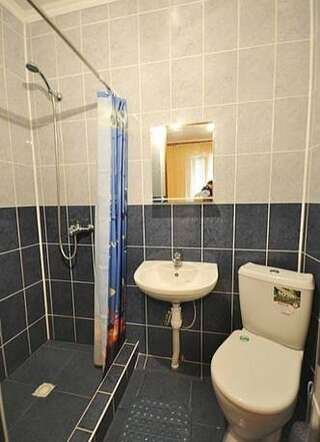 Гостиница Guest House on Krasnodarskaya Геленджик Трехместный номер с балконом-2