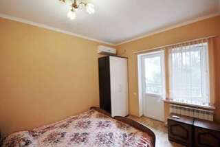 Гостиница Guest House on Krasnodarskaya Геленджик Четырехместный номер с балконом-1
